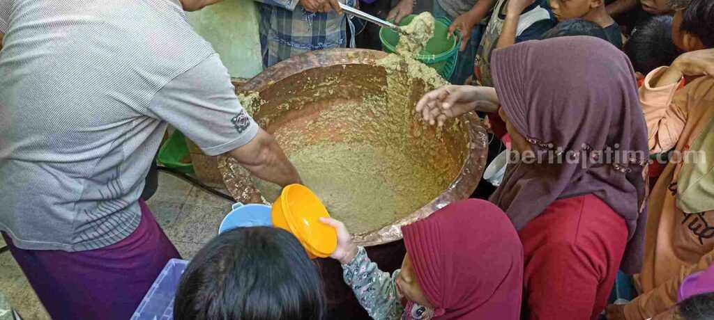 Bubur Muhdor yang dibagikan secara gratis untuk masyarakat Tuban di masjid Muhdor Jalan Pemuda Tuban. [Foto : Diah Ayu/beritajatim.com]