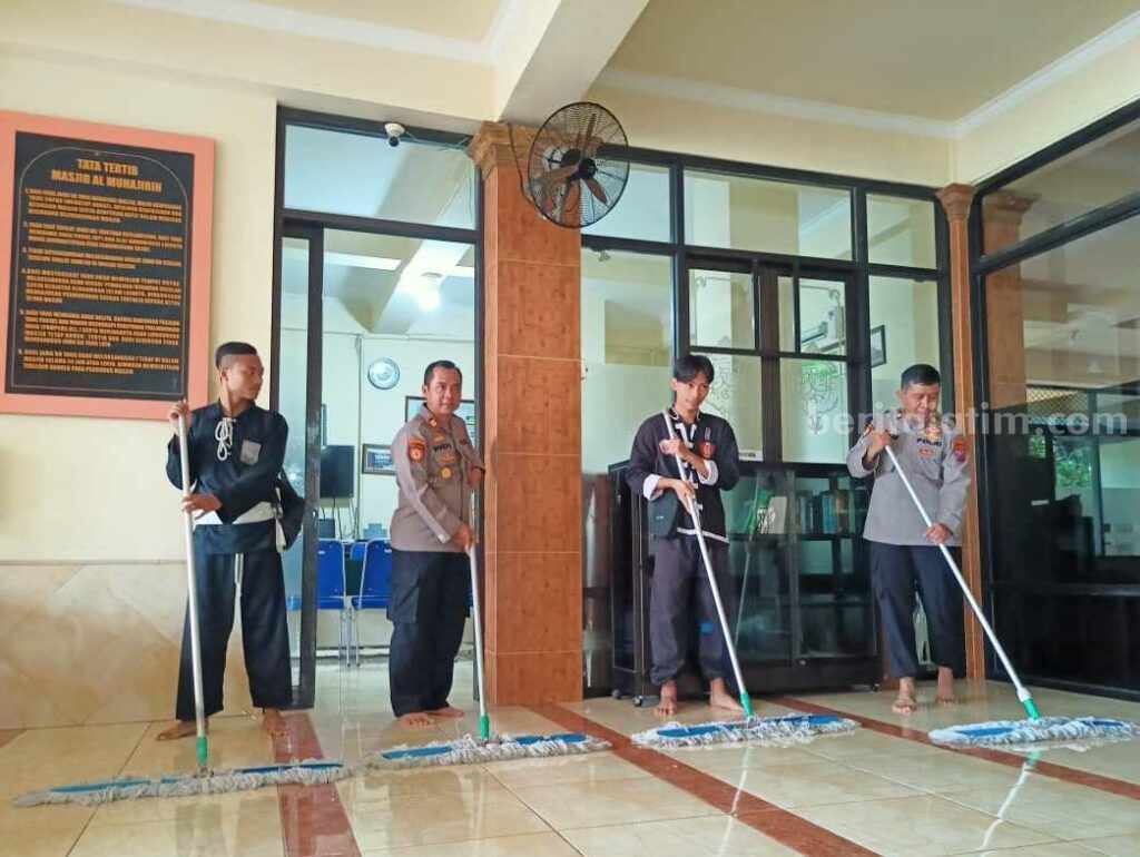 Pendekar Silat Gresik Diajak Bersihkan Masjid Dua pendekar silat sedang membersihkan masjid bersama polisi di Masjid Al Muhajirin, Manyar, Gresik