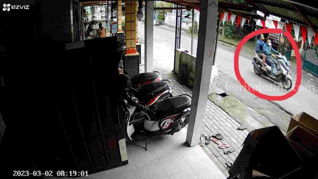 Kedua pelaku usai beraksi dan kabur lewat gang kecil samping Polsek Ngoro tertangkap kamera CCTV warga. [Tangkapan layar]