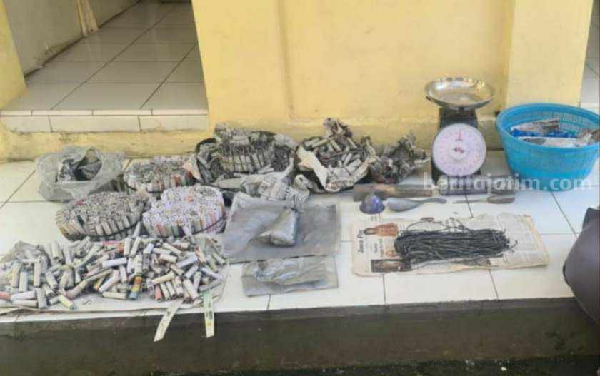 Barang bukti mercon yang berada didalam rumah pelaku Sunardi.