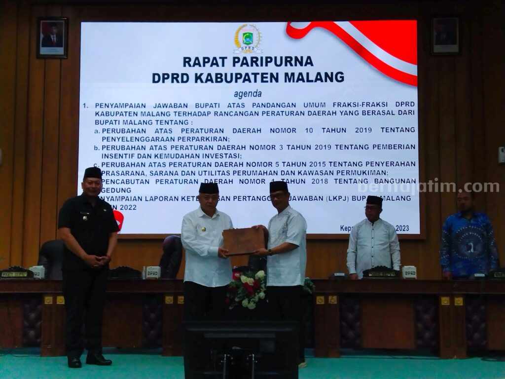 Paripurna 4 Ranperda, Bupati Malang Dukung Peningkatan Investasi Bupati Malang HM Sanusi dan Ketua DPRD Kabupaten Malang Darmadi S.Sos, Jumat (24/3/2023).