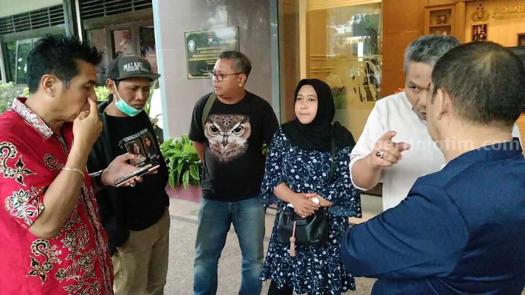 Polres Malang Hentikan Laporan Model B, Ini Langkah Hukum Keluarga Korban Tragedi Kanjuruhan Keluarga korban Tragedi Kanjuruhan bersama Tim TATAK, Jumat (24/3/2023) di Polres Malang.