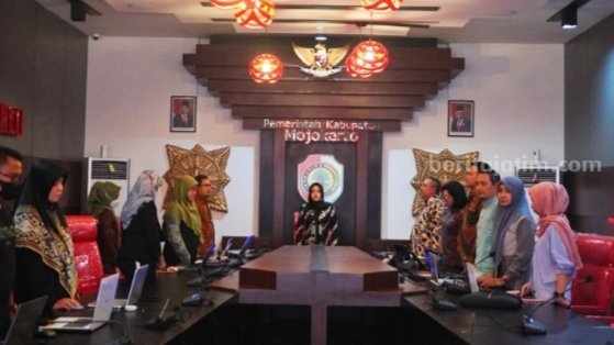 Bupati Mojokerto Ikfina Fahmawati dalam Bimtek Kelola Kinerja ASN dengan aplikasi SUHITA di ruang Command Center, Kabupaten Mojokerto. [Foto : ist]