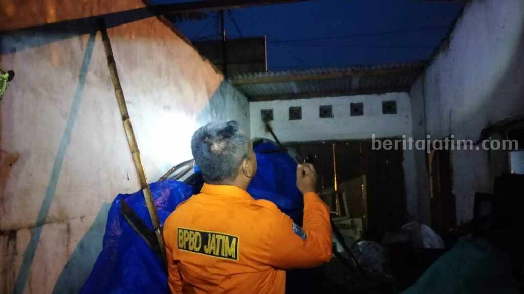 Kondisi rumah warga di Dusun Plosokoning, Desa Penompo, Kecamatan Jetis, Kabupaten Mojokerto pasca angin kencang. [Foto : ist]