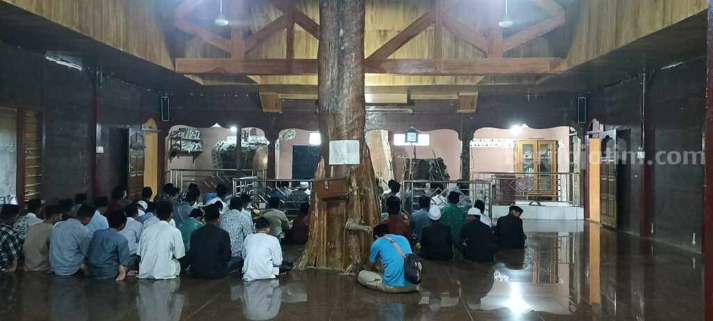 para santri sedang melakukan sholat berjamaah di masjid An-Nur Nurul Miftahussofyan atau masjid dengan tiang penyangga satu. [Foto : Diah Ayu/beritajatim.com]
