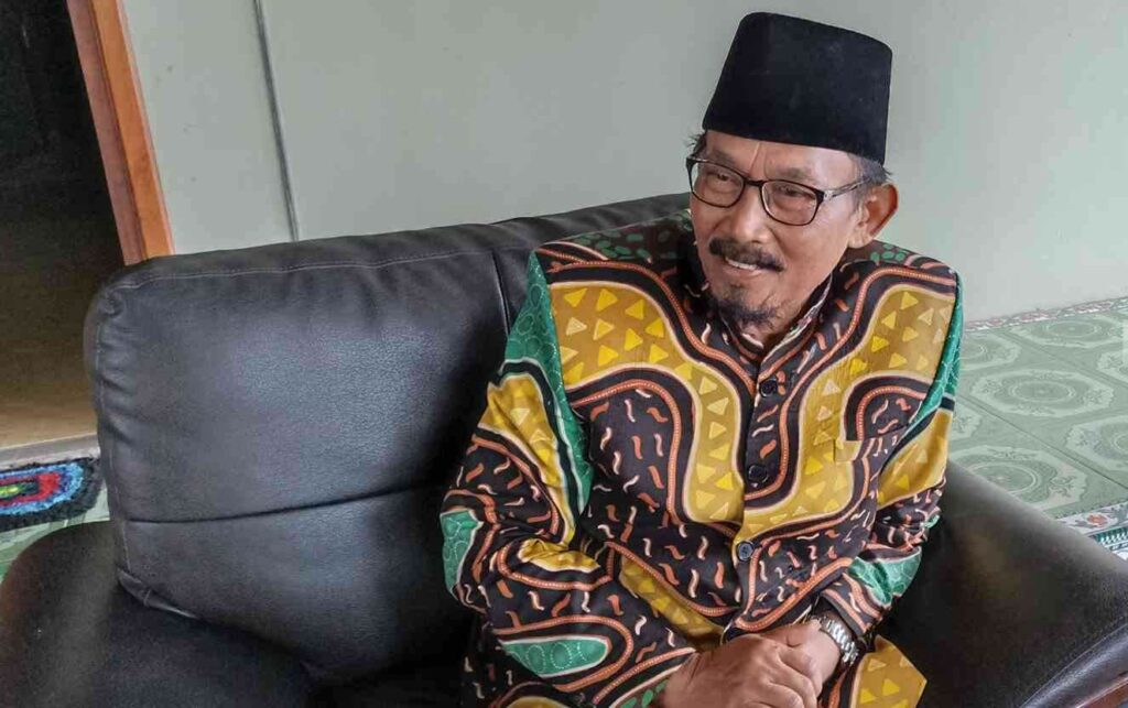 Pengasuh Pondok Pesantren Wali Songo, KH Noer Nasroh Hadiningrat