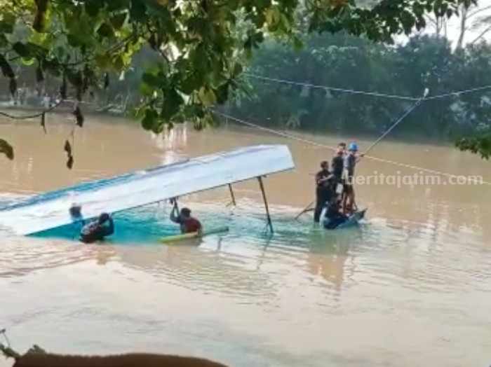 Tangkapan layar video tenggelamnya perahu penyebrangan di Sungai Brantas, penghubung Jl. Mastrip Kemlaten ke Pagesangan, Surabaya. (Sumber warga)