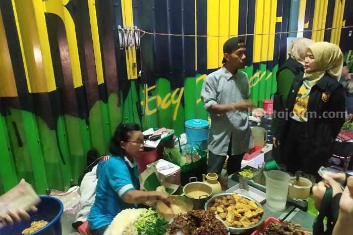 Tak Hanya Pecel, 3 Kuliner Ini Ada di Jalan Dhoho Kediri pecel jalan dhoho viral