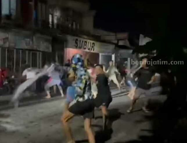 Sekelompok Pemuda Terlibat Perang Sarung di Jalan Raya Kediri-Blitar Tangkapan layar aktivitas perang sarung di jalan raya Kediri Blitar tepatnya di Kecamatan Ponggok Kabupaten Blitar.