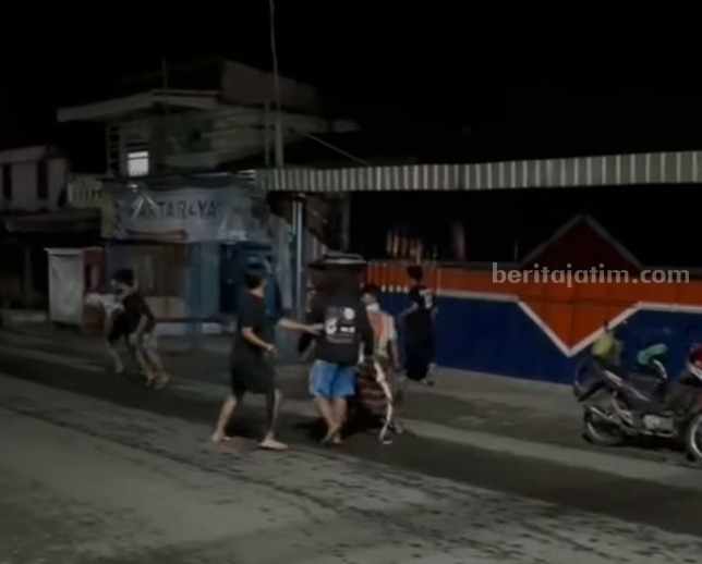Tangkapan layar aktivitas perang sarung di jalan raya Kediri Blitar tepatnya di Kecamatan Ponggok Kabupaten Blitar.