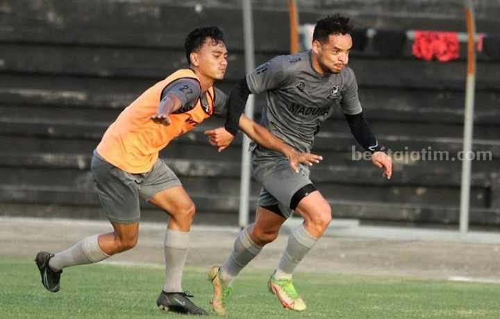 Pemain Madura United FC, Lulinha (depan) kembali menjalani latihan bersama tim pasca libur Ramadhan 1444 Hijriah, di Madura United Training Ground, Pamekasan, Jum'at (24/3/2023). [Gambar: Madura United]