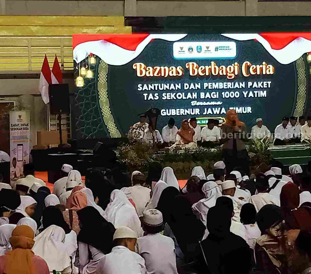 Ribuan Anak Yatim di Gresik Menerima Santunan dari Baznas Jatim Gubernur Jatim Khofifah Indar Parawansa saat memberi wejangan di hadapan ribuan anak yatim di Kabupaten Gresik