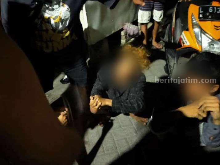 3 Remaja Bawa Celurit Dikeroyok dan Ditelanjangi Warga Lebak Timur Surabaya Sejumlah remaja yang ketahuan membawa senjata tajam jenis celurit di Lebak Timur, Tambaksari, Minggu (26/03/2023) dini hari. (Foto/Anggadia)