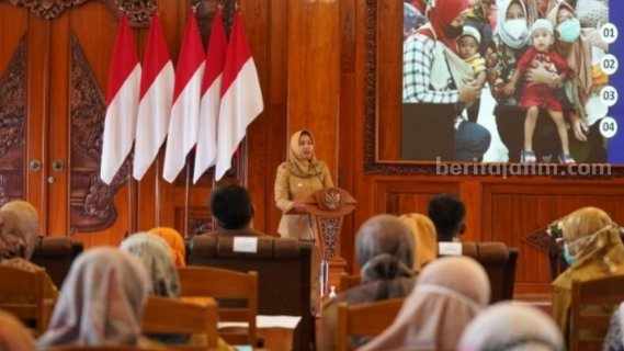Wali Kota Mojokerto Ika Puspitasari membuka Rembug Stunting di Ruang Sabha Mandala Madya, Kantor Pemkot Mojokerto. [Foto : ist]