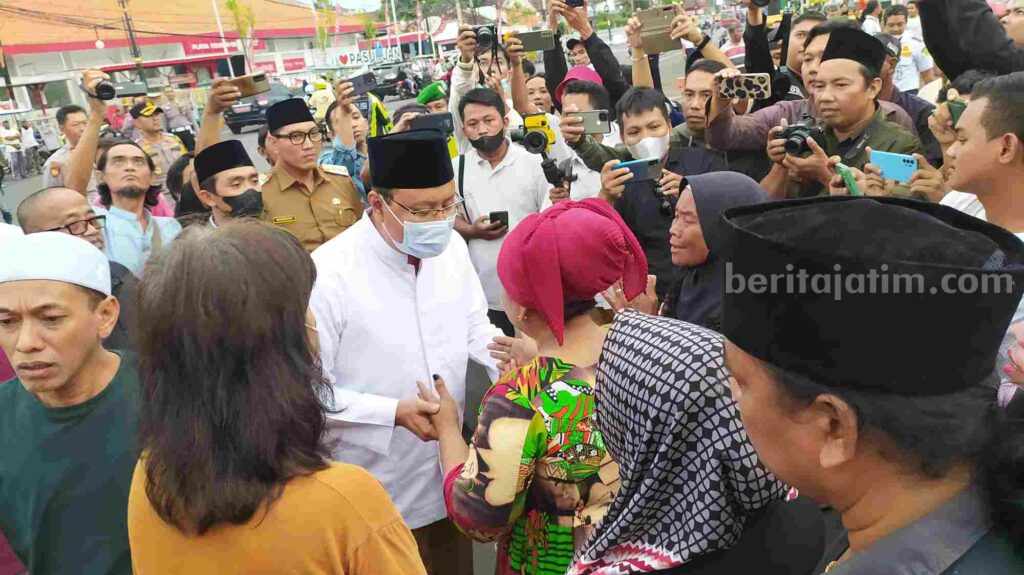 Foto : Sejumlah pedagang kaki lima melakukan protes kepada Walikota Pasuruan Saifullah Yusuf