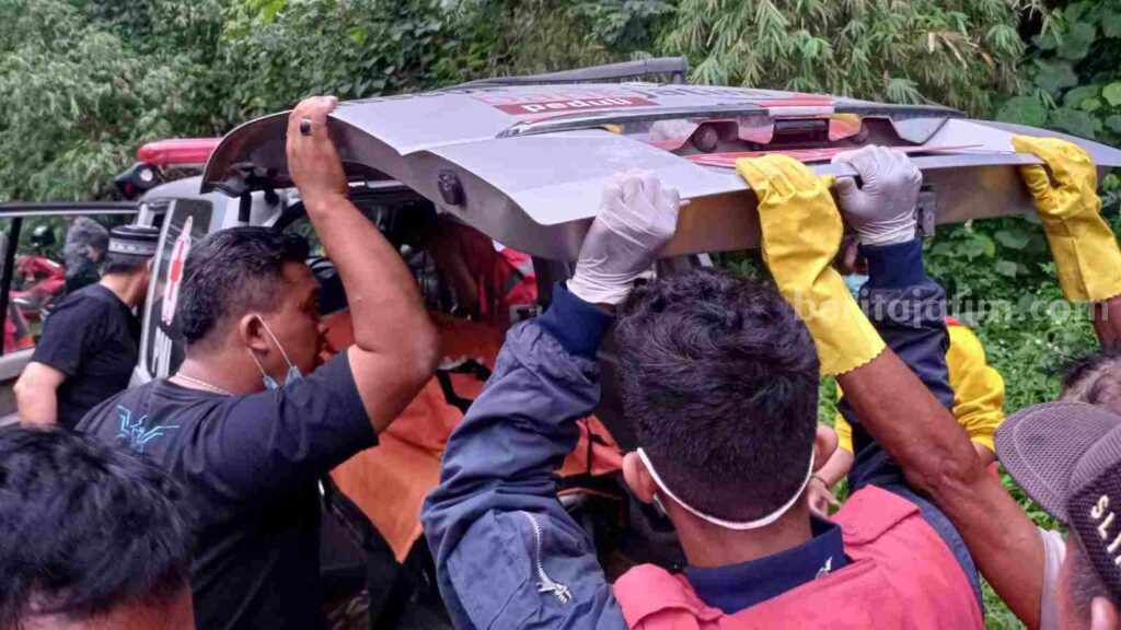 Jenazah korban dievakuasi ke mobil ambulans. [Foto : ist]