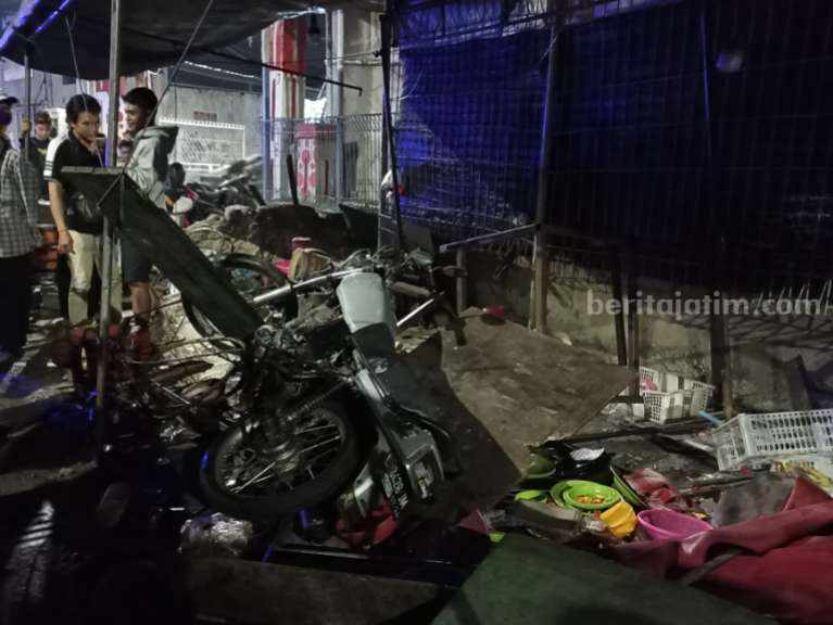 2 Pemuda Mabuk Tabrak Warung Penyetan di Sukomanunggal Surabaya Kondisi warung sambelan yang hancur, Selasa (28/03/2023) usai ditabrak dua remaja mabuk. (Foto/Anggadia)