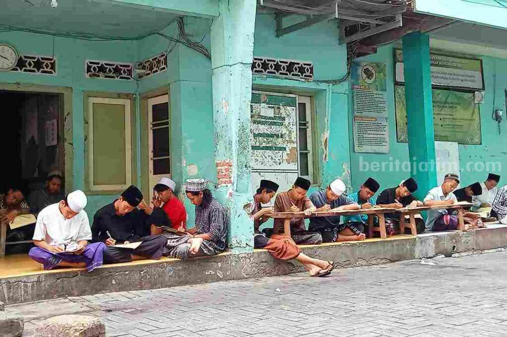 Santri Pondok Pesantren Qomaruddin Sampurnan Bungah Gresk saat menjalankan aktivitas di Bulan Ramadhan
