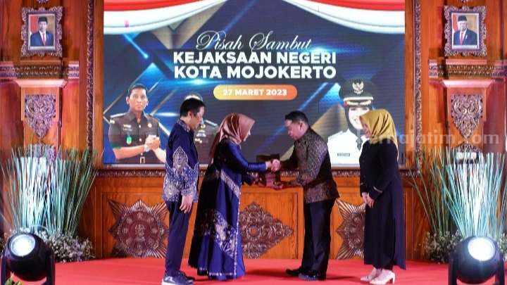 Wali Kota Mojokerto, Ika Puspitasari didampingi suami memberikan cinderamata kepada Hadiman. [Foto : ist]