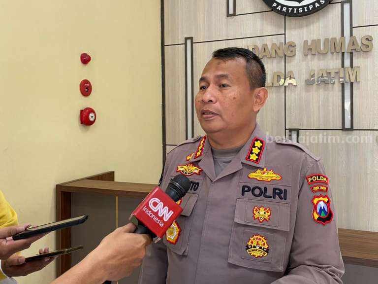 Kombes Pol Dirmanto, Kabid Humas Polda Jawa Timur saat memberikan keterangan terkait sidang etik petinggi Polrestabes Surabaya, Selasa (28/03/2023). (Foto/Anggadia)