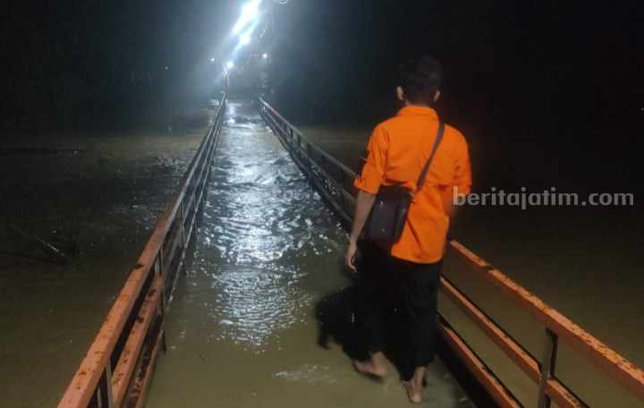 Banjir Pamekasan, Sungai Meluap Akibat Intensitas Hujan Kondisi aliran sungai meluap di Jl Sinhaji, Jungcancang, Pamekasan, Selasa (28/3/2023) malam.