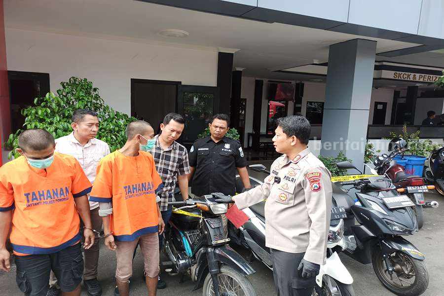 Parkir Kunci Tertancap, Motor Warga Ponorogo Raib Kapolres Ponorogo AKBP Catur C Wibowo saat menanyai kedua pelaku pencurian sepeda motor di wilayah Ponorogo. (Foto/Endra Dwiono/Beritajatim.com)