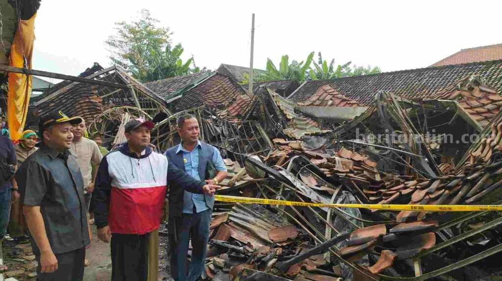 Dua Wakil Ketua DPRD Kabupaten Pasuruan Andri Wahyudi dan Rusdi Sutejo melakukan sidak di pasar Gondanglegi.