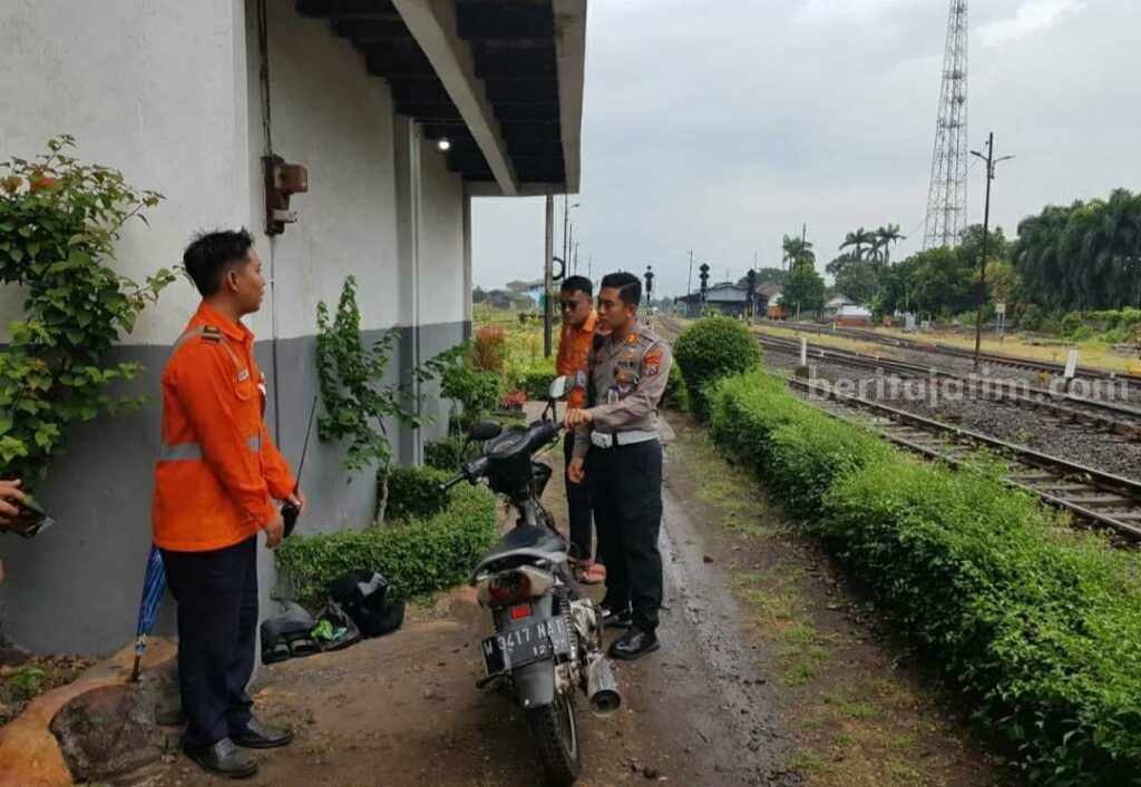Kasat Lantas Polres Pasuruan, AKP Yudhi Anugrah Putra saat berkoordinasi dengan petugas perlintasan kereta api