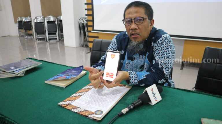 Universitas Brawijaya Malang Luncurkan Aplikasi Atria Prof dr M Saifur Rohman, SpJP (K), PhD menunjukkan aplikasi Atria (Foto: Istimewa)
