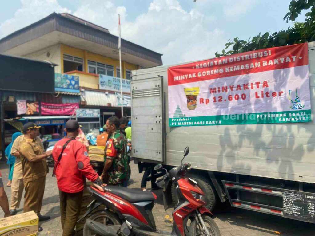 Anggota PD Pasar Pandaan saat mendistribusiakan minyak goreng kepada pedagang.