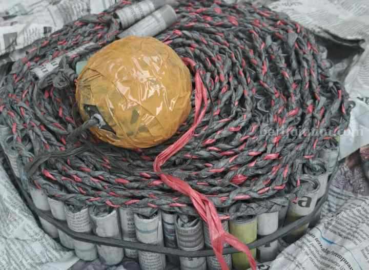 Barang bukti pelaku Achmad Nurul Khabib (29) berupa mercon dengan panjang 15 meter