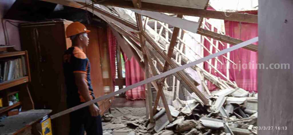 Hujan Lebat, Rumah Warga Jerukpurut Ambrol BPBD dan relawan saat memantau rumah Timah di Desa Jerukpurut Gempol.