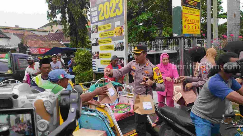 Kapolres Pasuruan, AKBP Bayu Pratama Gabunagi saat memberikan bantuan dan takjil kepada warga melintas.