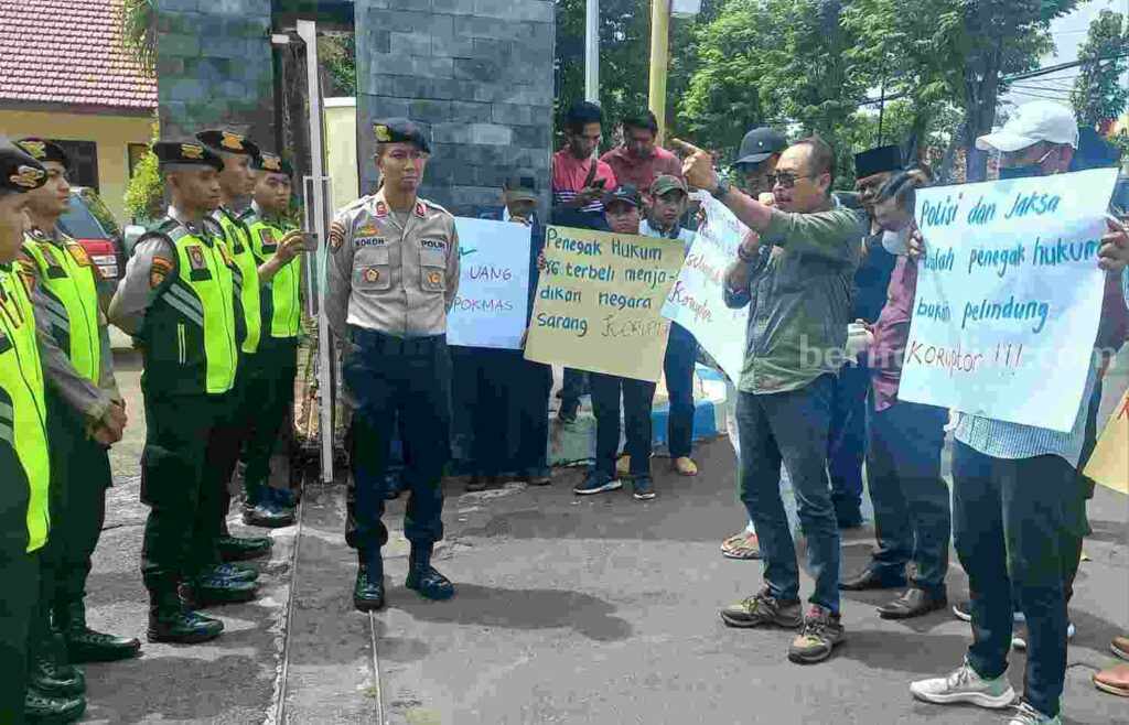 Kasus Pokmas, Polres Pasuruan Kota: Sudah Sesuai Prosedur Sejumlah warga melakukan orasi di depan kantor Polres Pasuruan Kota.