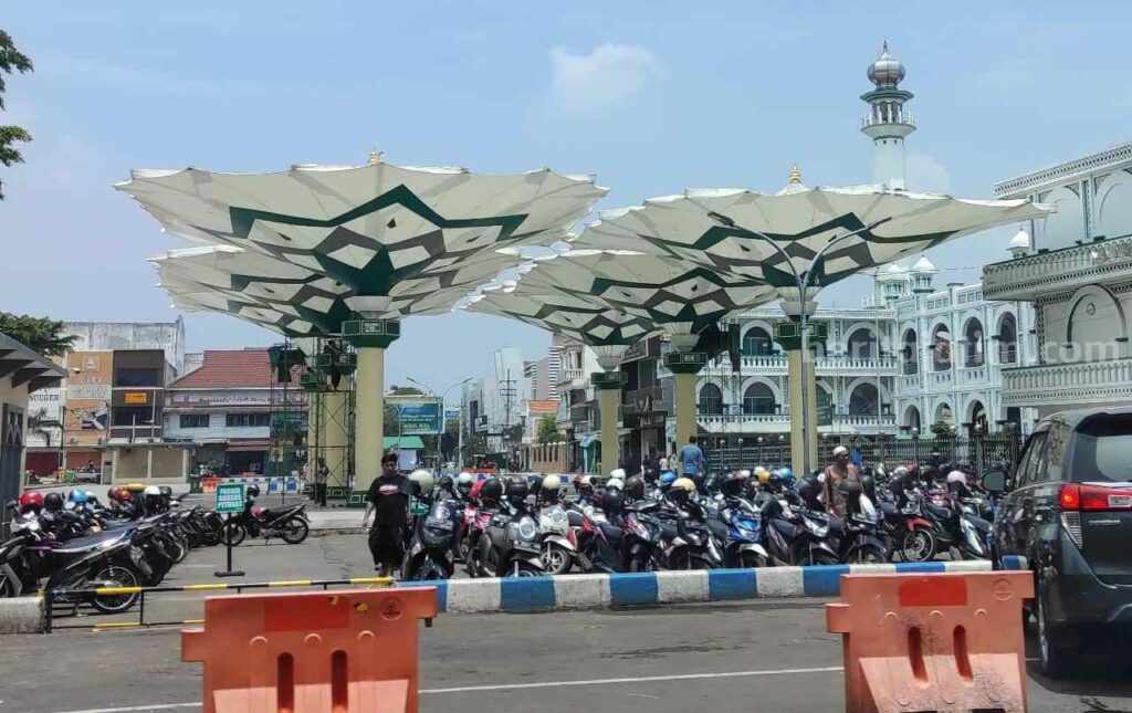 Alun-Alun Kota Pasuruan Dipasang Road Barrier Pasca Demo PKL Suasana Alun-alun Kota Pasuruan saat dipasangi road barrier.