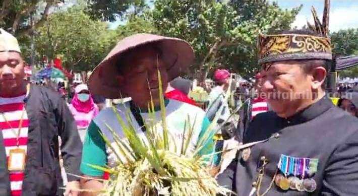 Petani Jember Ini Protes Harga Gabah Sekaligus Sedekah Beras Jumantoro serahkan pada dan beras kepada Bupati Jember Hendy Siswanto, 4 Maret 2023