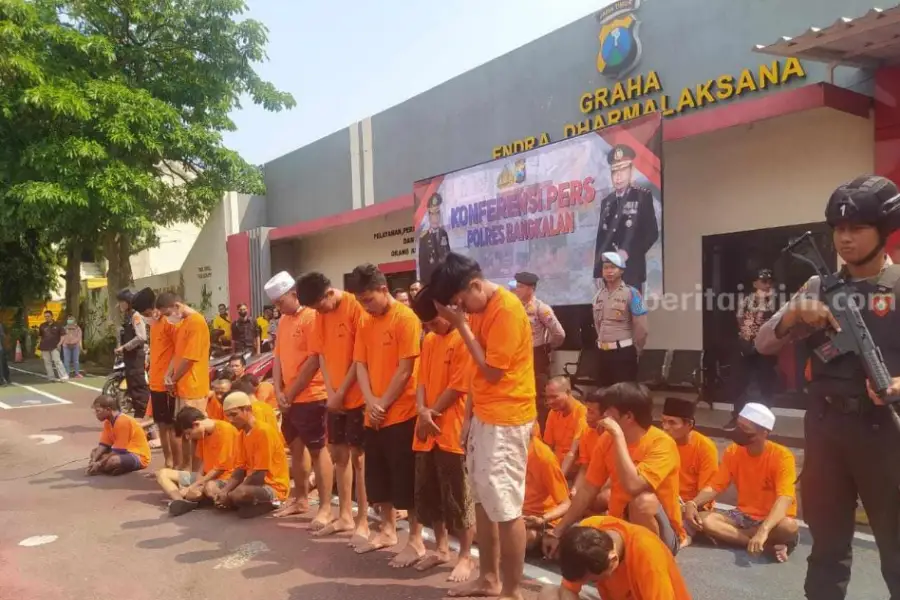 Rilis kasus kejahatan dan tersangka baru penganiayaan satri di Bangkalan (Foto: Zamachsari/beritajatim.com)