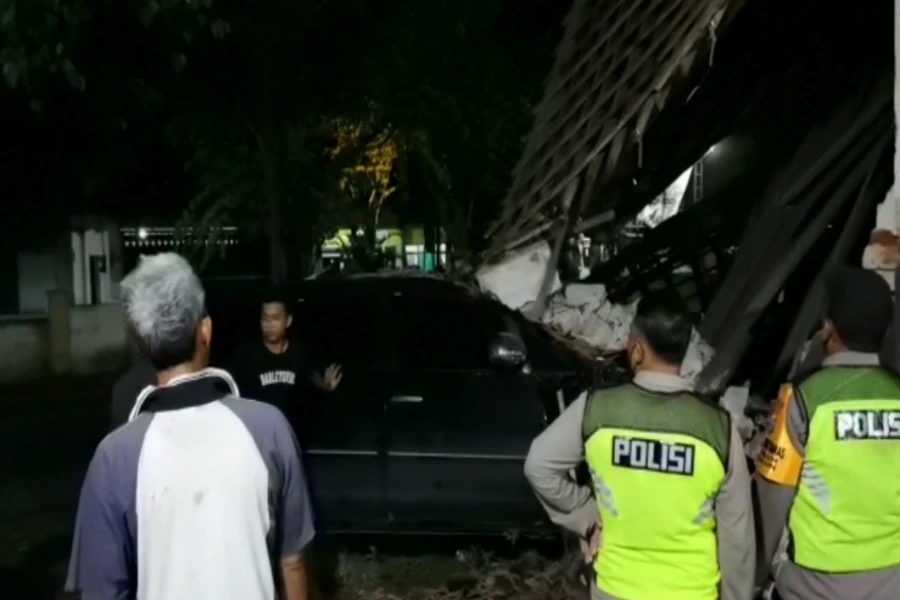 Innova Penabrak Rumah di Jalur Malang-Blitar Angkut Rokok Ilegal Laka Blitar