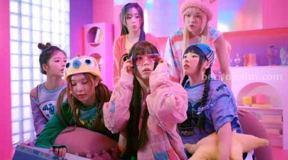 Jelang Comeback, NMIXX Rilis Video Musik “Young, Dumb, Stupid” Tangkapan layar video musik "Young, Dumb, Stupid". (Sumber: YouTube/JYP Entertainment)