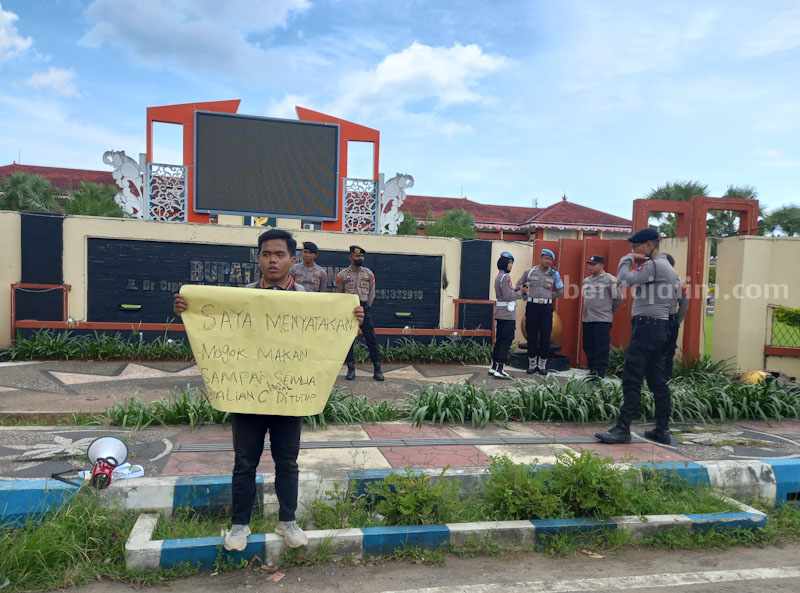Pemuda Sumenep Mogok Makan Sendirian Protes Galian C Ilegal protes galian c ilegal