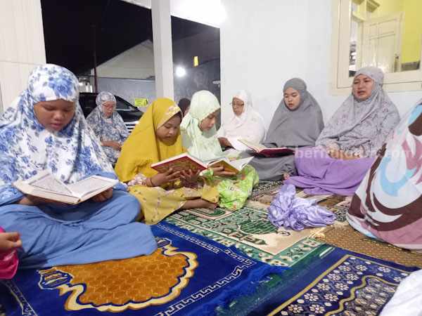 Tradisi Sya’banan di Sumenep: Yasinan Bersama dan ‘Unjung-unjung’ Keliling Kampung warga Sumenep gelar Yasinan dan doa bersama di malam Nisfu Sya'ban (foto : Temmy/ beritajatim.com)