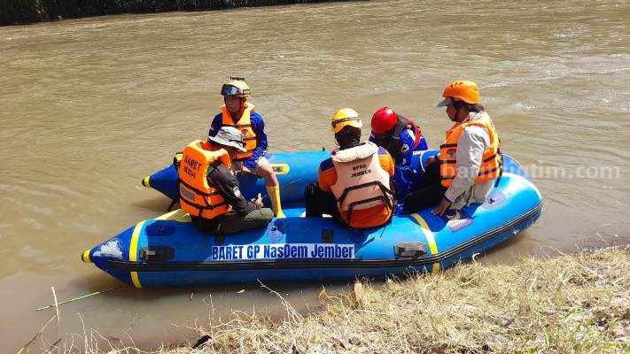 Warga Jember Hilang Tenggelam di Bedadung Pencarian warga yang hilang di sungai Bedadung, 8 Maret 2023