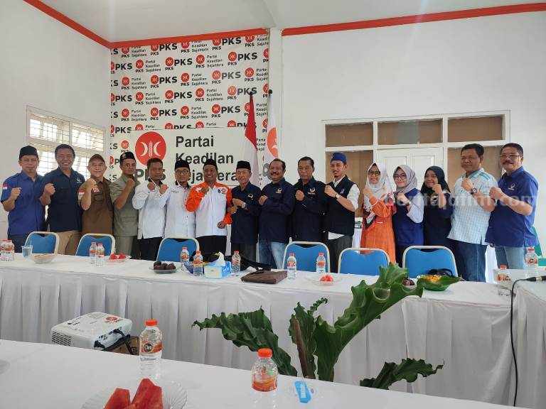 PKS dan Nasdem Sepakat Menangkan Anies di Jember Pengurus PKS dan Nasdem bertemu dan bersepakat memenangkan Anies Baswedan di Jember, 6 Maret 2023