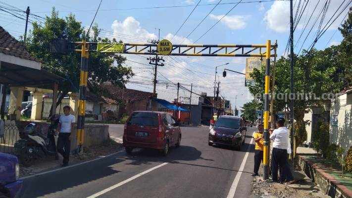 Portal Jalan M. Yamin, Jember, yang harus berkali-kali diperbaiki karena dibuka atau bahkan dirusak