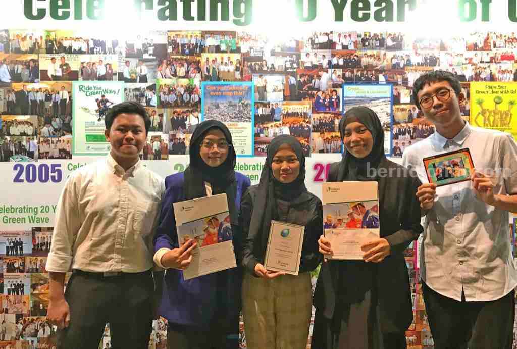 Mahasiswa UM pembuat ESSIL saat berada di acara penghargaan di Park Royal Collection Marina Bay, Singapura, pertengahan Februari 2023 (Foto : Istimewa)