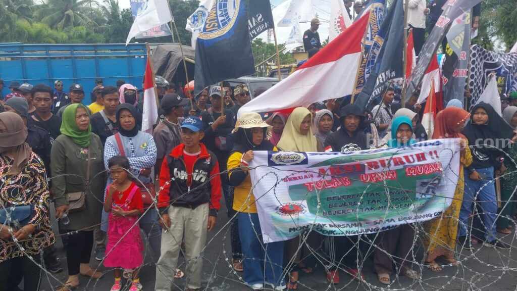 Puluhan buruh Sarbumusi memprotes kebijakan upah murah di depan Pendapa Wahyawibawagraha Jember, 1 Maret 2023
