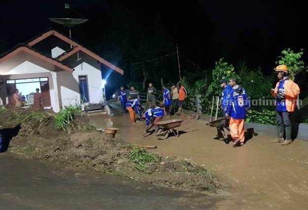 Tanah Longsor di Rembangan Jember Sempat Tutup Akses Jalan Relawan membantu pembersihan rumah warga Rembangan Jember dari material lumpur
