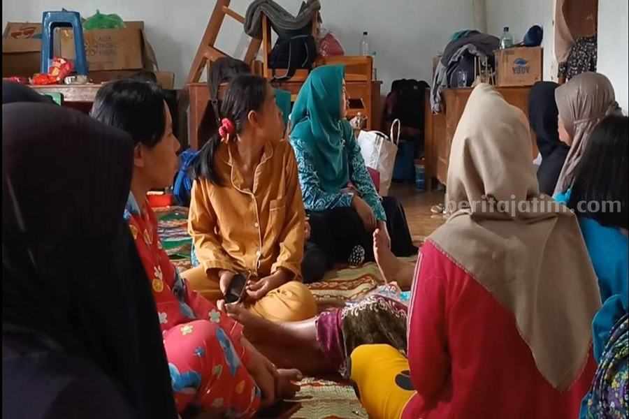Tanah Gerak Ponorogo, Warga Pengungsi Ingin Dicarikan Tempat Relokasi Beberapa ibu dan lansia saat berada di tempat pengungsian. (Foto/Endra Dwiono)