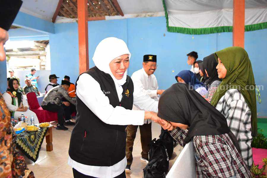 Gubernur Provinsi Jawa Timur (Jatim) Khofifah Indar Parawansa menyerahkan rumah kepada masyarakat terdampak tanah longsor Gunung Banyon.