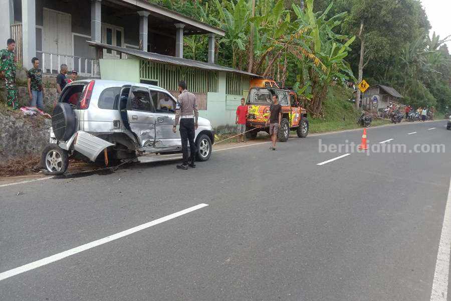 Kecelakaan Dua Mobil di Jalur Ponorogo-Pacitan, Tidak Ada Korban Jiwa Petugas kepolisian Polres Pacitan saat melakukan olah TKP terjadinya laka lantas dua kendaraan. (Foto/Polres Pacitan)